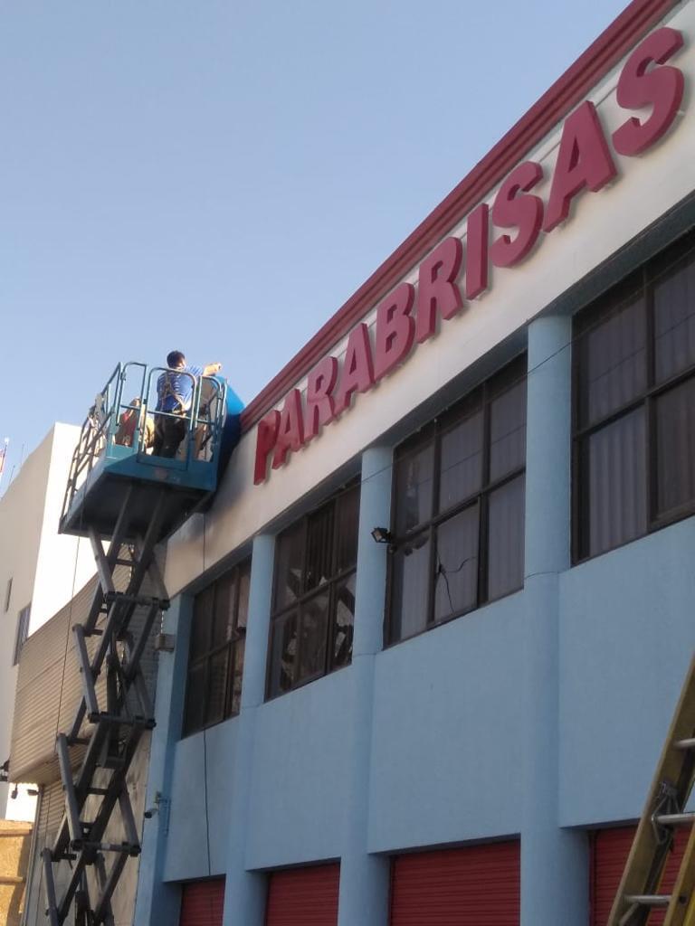 Letras corpóreas volumétricas rojas instaladas en fachada comercial