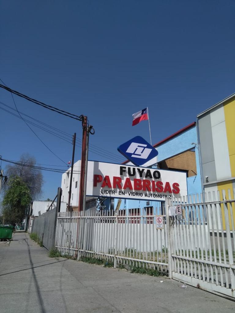 Letrero de fachada y tótem publicitario instalado para Fuyao Parabrisas